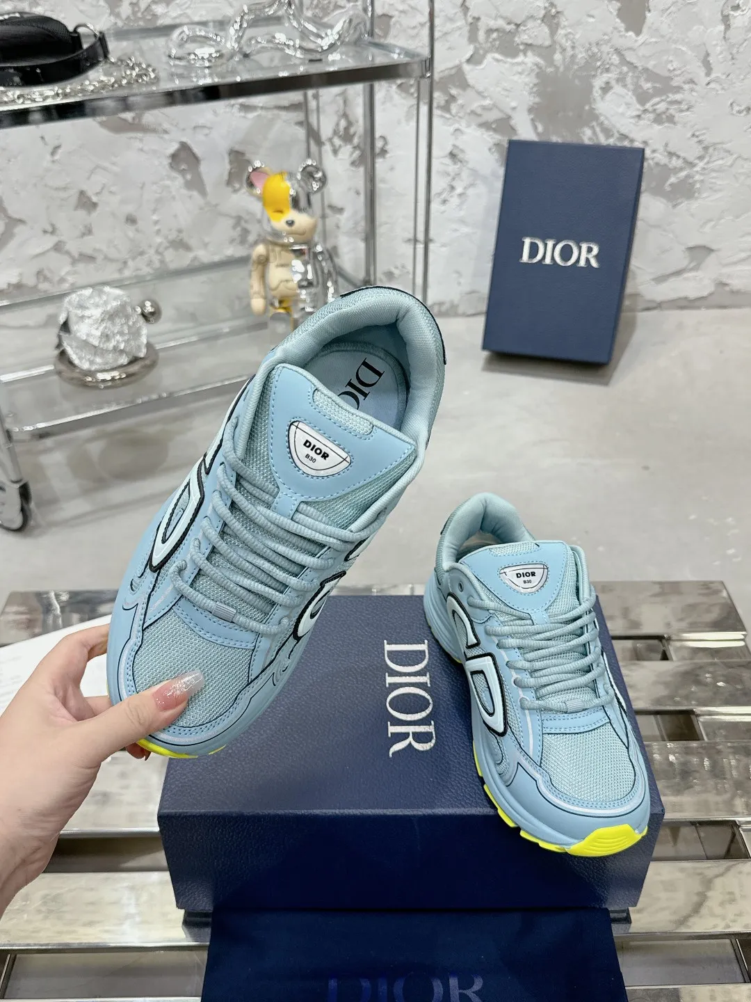 Men's men's shoes 💰600❤️❤️❤️High version Dior Dior's latest color matching B30 series reflective dad sneakers original 17380💰 purchased for development and production Brand new B30 sneakers Dad Shoes style shoes that follow the trend of the retro market The Dior logo on the tongue also indicates that this pair of shoes is the B30 model! B30 uses fine-textured leather and mesh cloth materials to form a shoe body. There are conspicuous letters CD on both sides of the shoe body to indicate identity. Many lines on the shoe body outline details to make the shoes look less monotonous and full of retro flavor. The delivery counter is exquisitely packaged🛍📦 ▪️Fabric: Original customized technical fabric + mesh ▪️Inner lining: Customized breathable lining ▪️Outsole: Original molded IP foam + TPU outsole ▪️Sole thickness: 3.5CM ▪️Size: Women’s size 35-40 / Men’s size 39-46